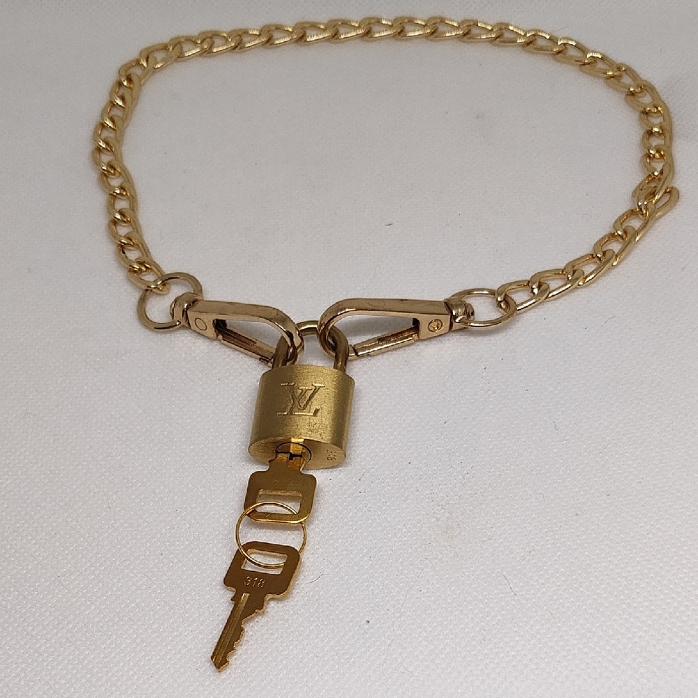 Classic Gold Chain Lock With 2 Keys Functional Holder - Picture 4 of 6